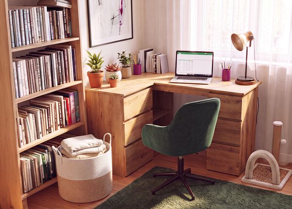 Thuiskantoor met een houten hoekbureau, ergonomische groene bureaustoel, laptop, boekenkast, bureaulamp en kamerplanten. Zo cre&euml;er je een comfortabele en productieve werkplek om thuis te werken.