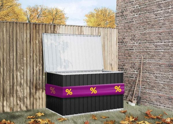 Zwarte opbergbox voor buiten met een open deksel en een paars lint met kortingspictogrammen, in een tuin.