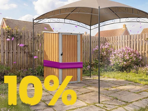 Houten tuinhuis onder paviljoen op zonnig terras, omringd door bloemen en hek, met banner lenteactie 10%.