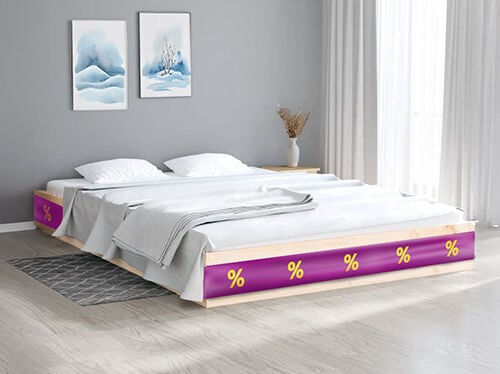 Tweepersoonsbed met paars lint en kortingspictogrammen in een stijlvolle slaapkamer. Klik om de producten in de aanbieding te bekijken.