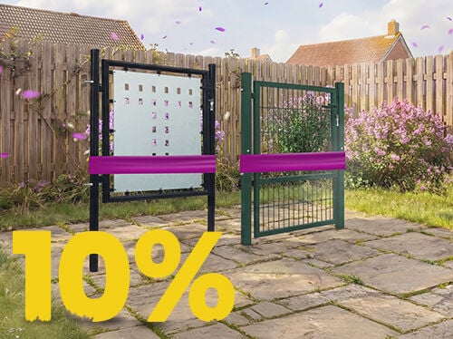 Moderne metalen tuinpoorten en schuttingpanelen op zonnig terras, met bloemen en houten hek, met banner lenteactie 10%.