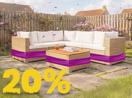 Rattan hoek loungeset voor de tuin met beige kussens en houten tafel op zonnig terras, omringd door bloemen en houten hek, met banner lenteactie 20%.