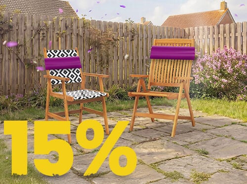 Houten tuinstoelen op zonnig terras met decoratieve kussens en bloemen, met banner lenteactie 15%.