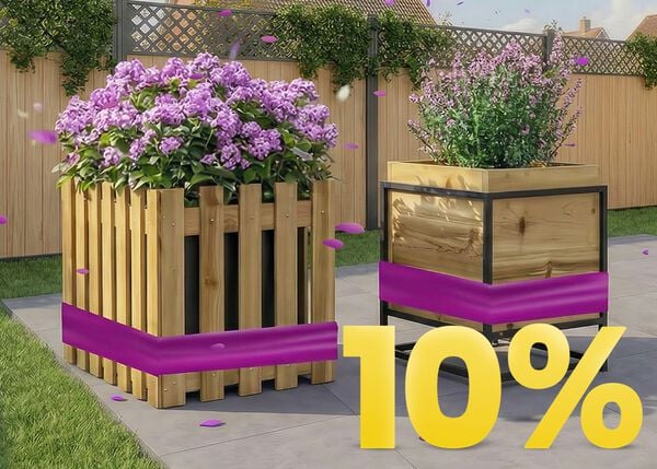 Houten plantenbakken met bloeiende paarse bloemen op zonnig terras, met banner lenteactie 10%.