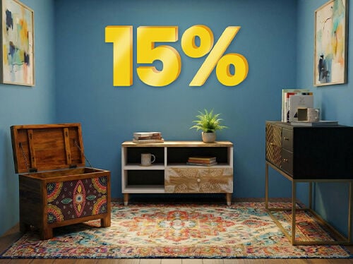 Banner met "15%" korting in grote gele 3D-cijfers boven een moderne kamer met een gedessineerd tapijt, een opbergkist und een dressoir tegen blauwe muren. Klik om de producten in de collectie te bekijken.