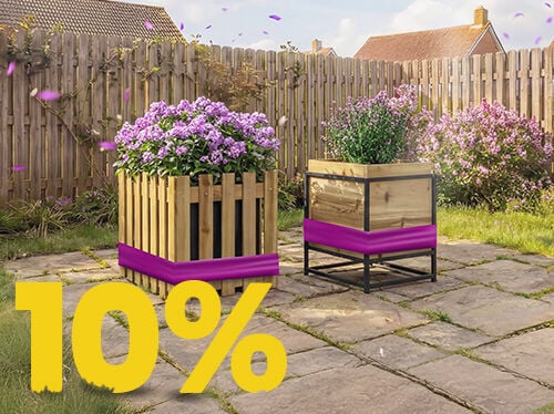 Houten plantenbakken met bloeiende paarse bloemen op zonnig terras, met banner lenteactie 10%.