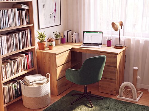 Thuiskantoor met een houten hoekbureau, ergonomische groene bureaustoel, laptop, boekenkast, bureaulamp en kamerplanten. Zo cre&euml;er je een comfortabele en productieve werkplek om thuis te werken.