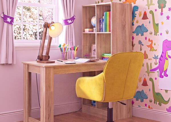 Lichte studeerkamer voor kinderen met een houten bureau, ergonomische gele stoel, bureaulamp, opbergrek en dinosaurusbehang. Ideaal voor een georganiseerde en comfortabele leerplek thuis.