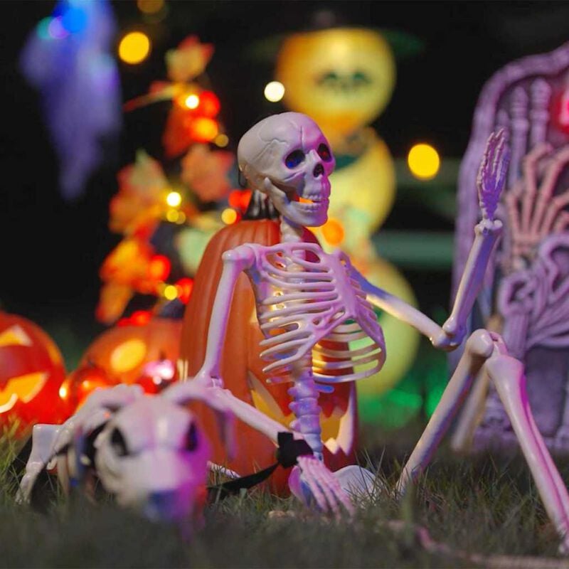 Witte Halloween-skelettendecoratieset buiten opgesteld