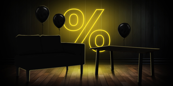 Zwarte bank en houten tafel met zwarte ballonnen voor een felgeel procentteken op een donkere houten vloer.