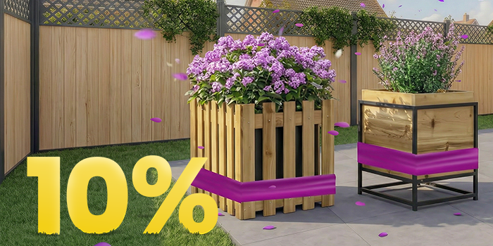 Houten plantenbakken met bloeiende paarse bloemen op zonnig terras, met banner lenteactie 10%.