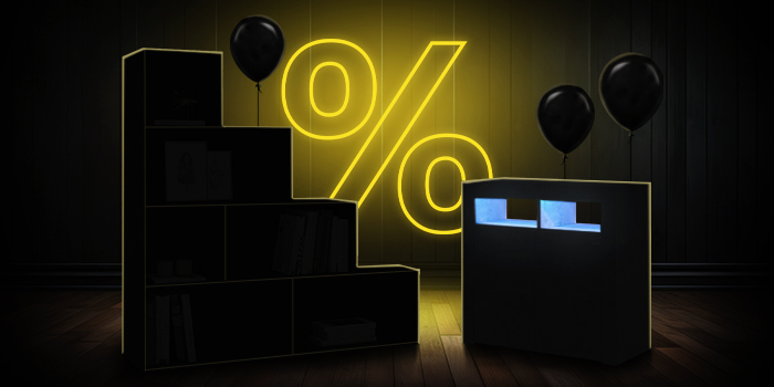 Zwarte modulaire opbergeenheden met zwarte ballonnen voor een felgeel procentteken op een donkere houten vloer.