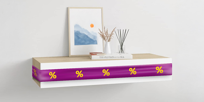 Witte zwevende plank met paars lint en kortingspictogrammen, in een stijlvol ingerichte kamer. Klik om de producten in de aanbieding te bekijken.