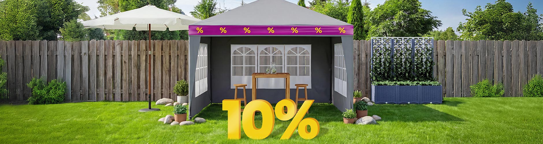 Groene feesttent, omwikkeld met paars-gele lint, met houten tafel en 2 krukken binnen, parasol, trellis-plantenbak en potplanten in de tuin tegen houten schutting, met 10% grote korting vooraan. Klik om de producten in de aanbieding te bekijken.
