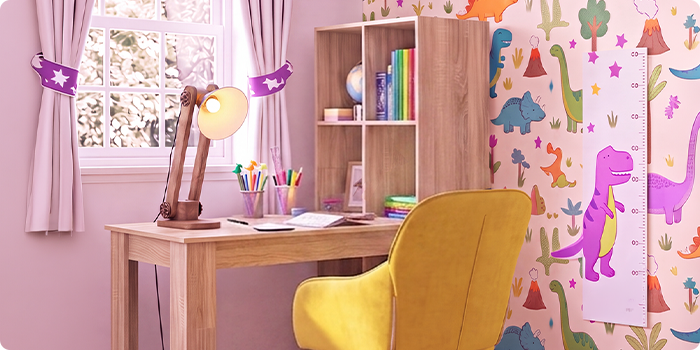 Lichte studeerkamer voor kinderen met een houten bureau, ergonomische gele stoel, bureaulamp, opbergrek en dinosaurusbehang. Ideaal voor een georganiseerde en comfortabele leerplek thuis.