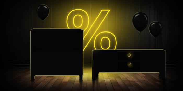 Zwarte ladekast en TV-meubel met zwarte ballonnen voor een felgeel procentteken op een donkere houten vloer.