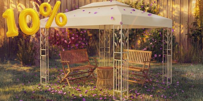 Tuinpaviljoen met twee houten banken en een kleine tafel eronder, omringd door roze confetti en gouden ballonnen met “10% korting”, die een seizoensaanbieding voor tuinpaviljoens en tuinoverkappingen benadrukken.