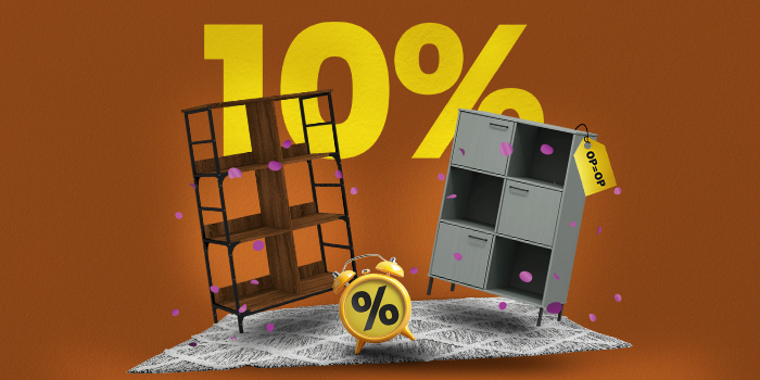 Banner met twee boekenkasten met label Op=Op, vloerkleed en wekker met grote gele tekst “10%”.