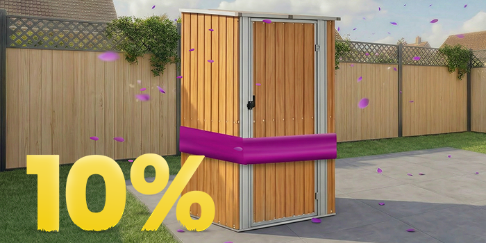 Houten tuinhuis onder paviljoen op zonnig terras, omringd door bloemen en hek, met banner lenteactie 10%.