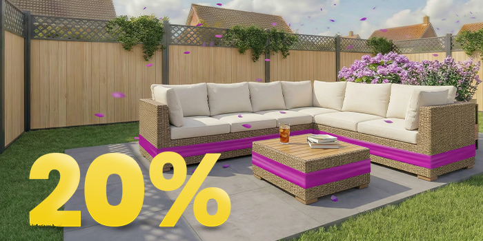 Rattan hoek loungeset voor de tuin met beige kussens en houten tafel op zonnig terras, omringd door bloemen en houten hek, met banner lenteactie 20%.