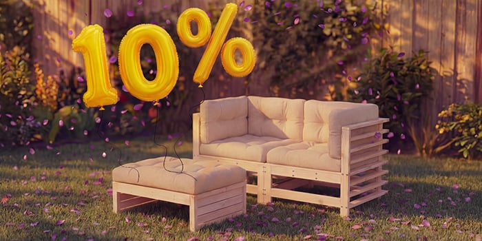 Houten outdoor loungesofa met beige kussens en bijpassende poef in een tuinsetting, omringd door roze confetti en gouden ballonnen met “10% korting”, die een seizoensuitverkoop van outdoor zitmeubelen benadrukken.