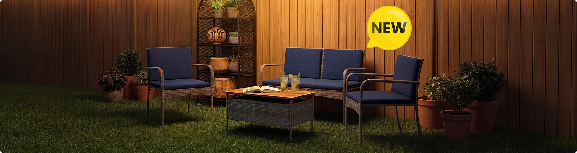 Nieuwe rattanen tuinmeubelset met donkerblauwe kussens, inclusief een tweezitsbank, twee fauteuils en een salontafel met opbergruimte op een gazon, NEW-badge zichtbaar