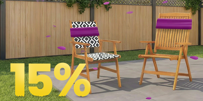 Houten tuinstoelen op zonnig terras met decoratieve kussens en bloemen, met banner lenteactie 15%.