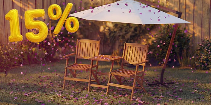 Twee houten buitenstoelen met een kleine tafel onder een tuinparasol, omringd door roze confetti en gouden ballonnen met “15% korting”, die een seizoensuitverkoop van parasols en zonneschermen benadrukken.